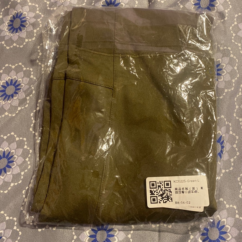 Nwt still in pkg khaki green/brown size L/xl